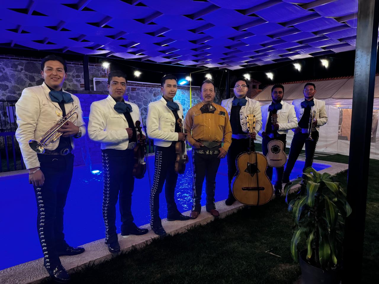 Integrantes de Mariachi Son de Mi Tierra listos para una presentación